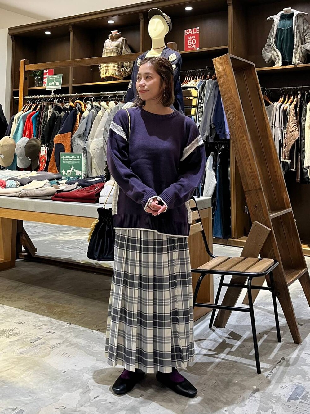 パープル系のニット/セーター、ベージュ系のスカート、その他のパンプスを着用したレディースの冬コーディネートの5枚目の写真