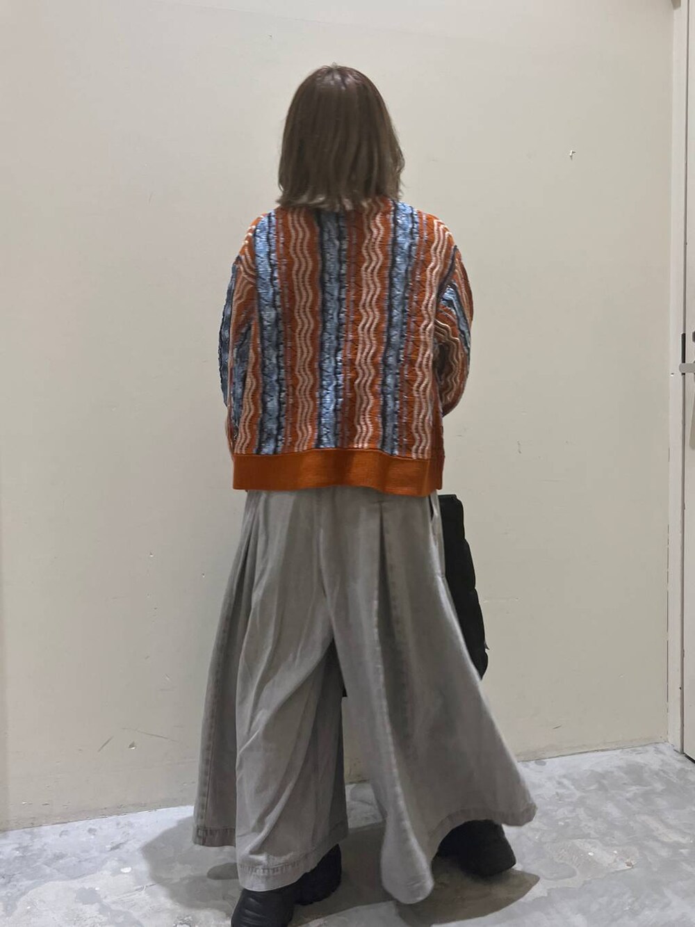 グレー系のその他パンツ、ブラック系のトートバッグを着用したレディースの夏コーディネートの3枚目の写真