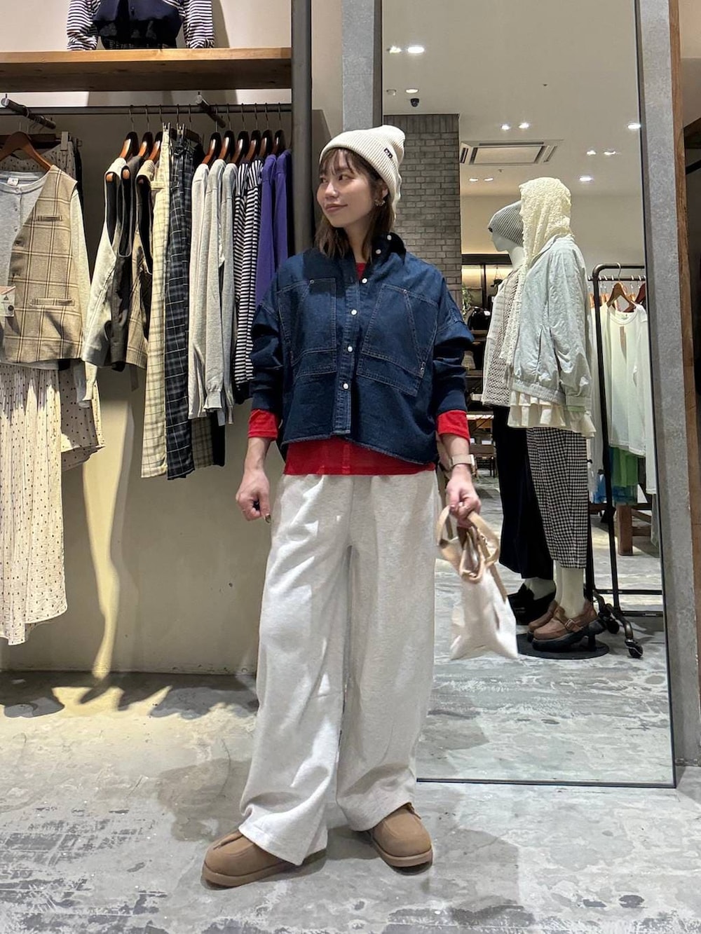 グレー系のスウェットパンツ、レッド系のTシャツ/カットソー、イエロー系のモカシン/デッキシューズを着用したレディースの春コーディネートの5枚目の写真