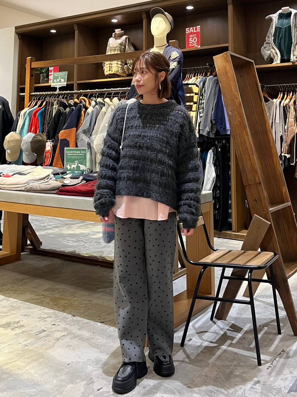 グレー系のその他パンツ、ピンク系のTシャツ/カットソー、ブラック系のその他シューズを着用したレディースの冬コーディネートの7枚目の写真