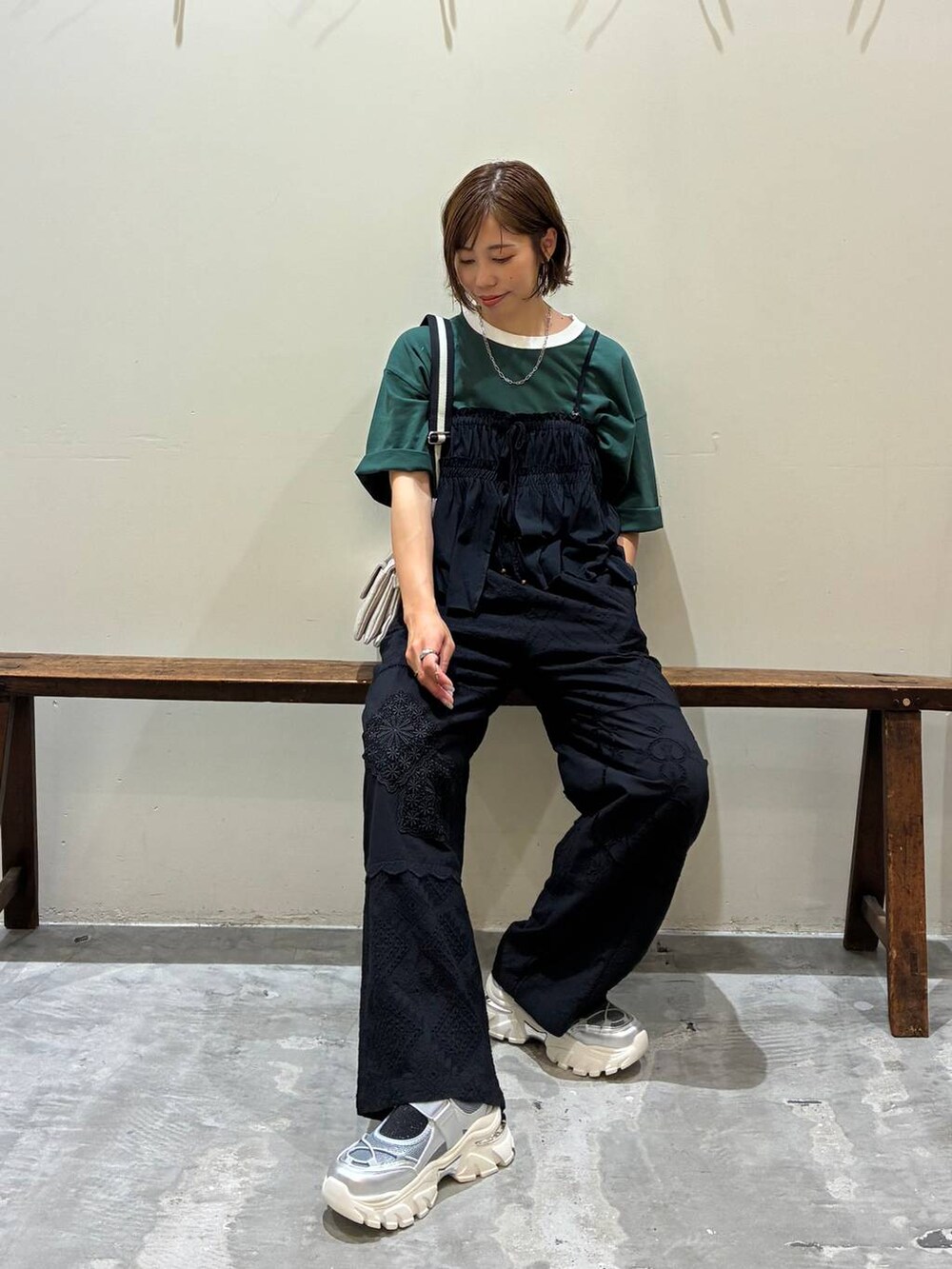シルバー系のスニーカー、ブラック系のその他パンツ、グリーン系のTシャツ/カットソーを着用したレディースの夏コーディネートの4枚目の写真