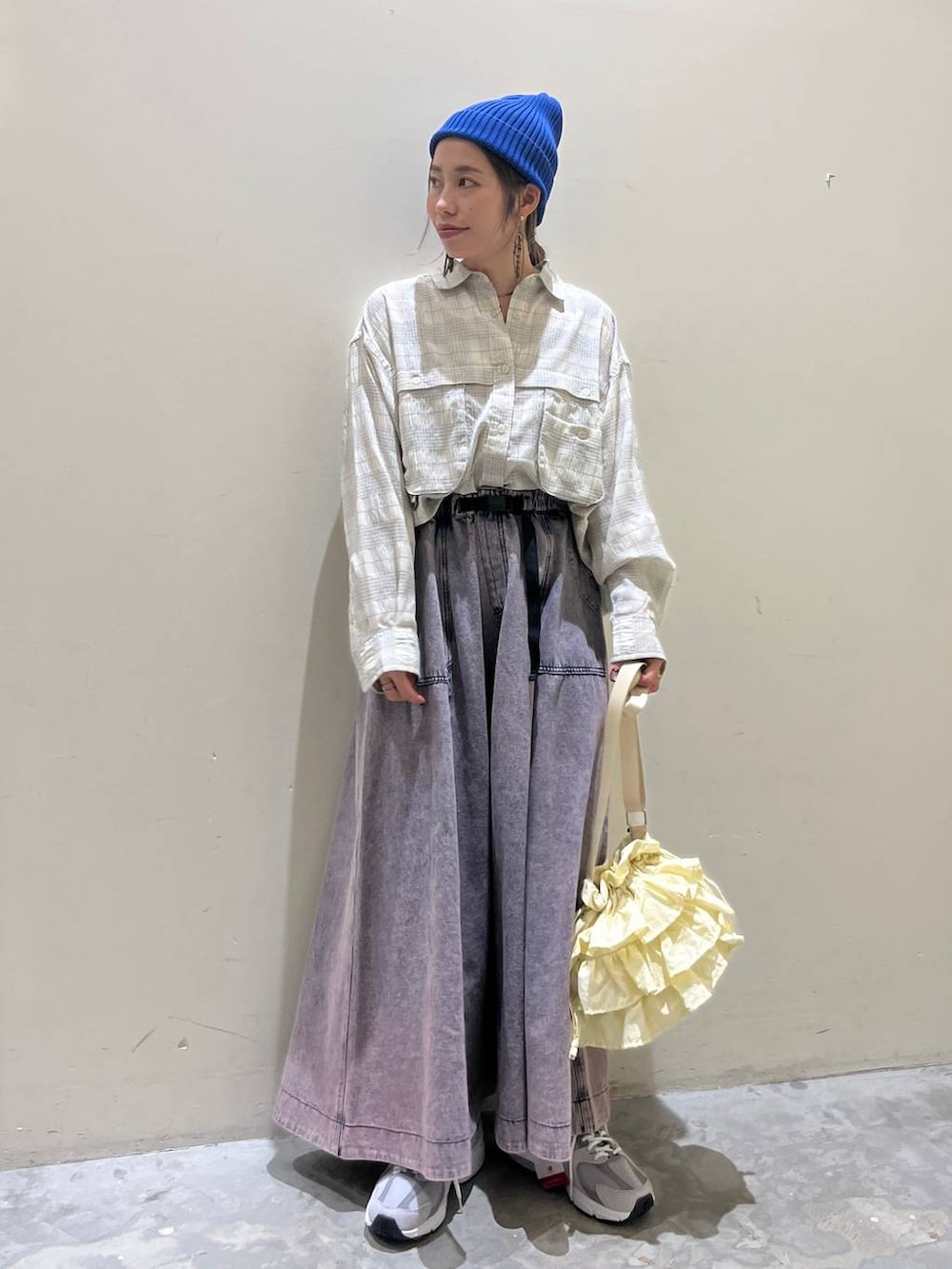 ベージュ系のショルダーバッグ、ベージュ系のシャツ/ブラウス、ピンク系のスカートを着用したレディースの春コーディネートの8枚目の写真