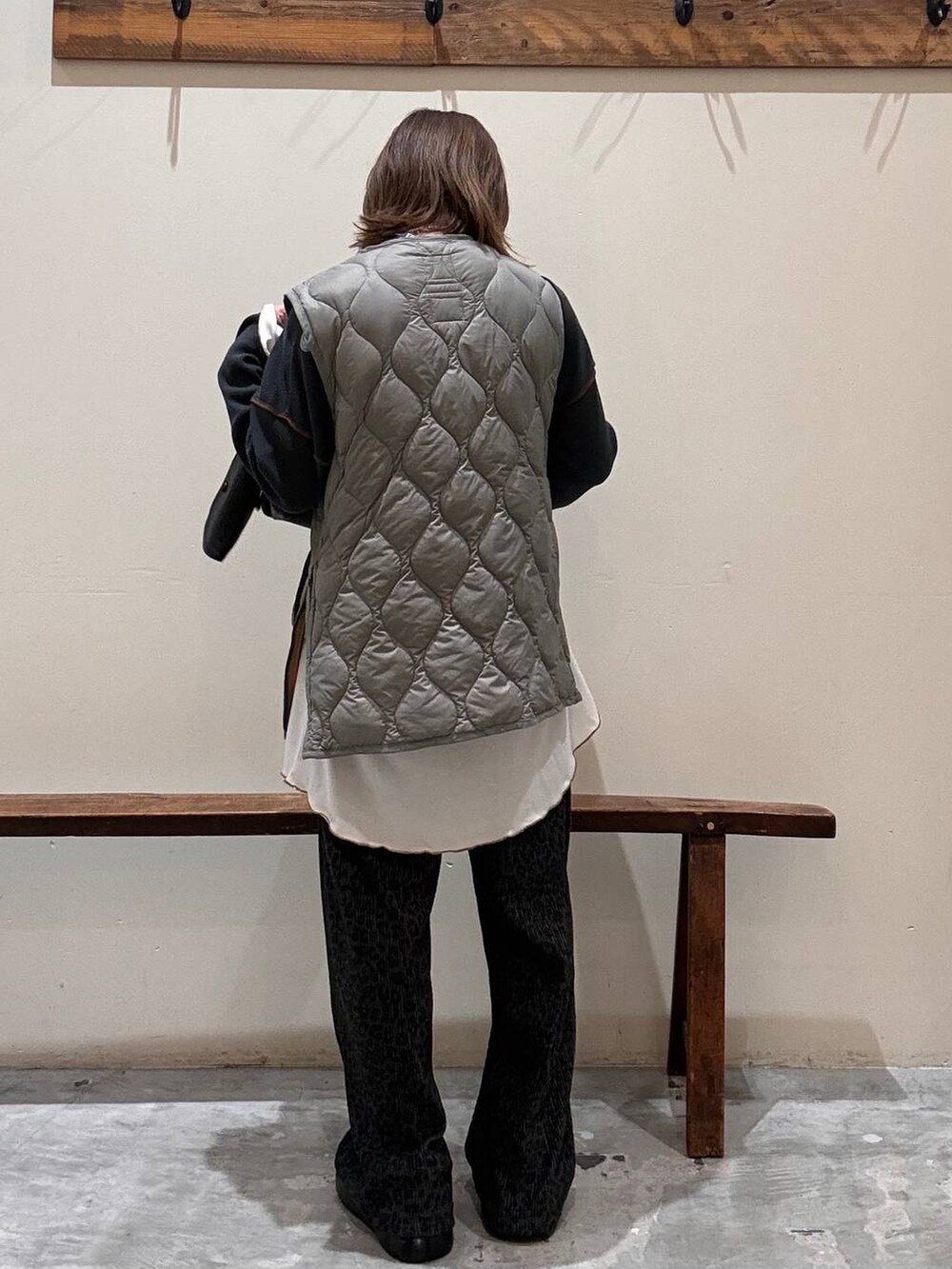 その他のその他パンツ、グレー系のワンピース、ブラック系のドレスシューズを着用したレディースの秋コーディネートの3枚目の写真