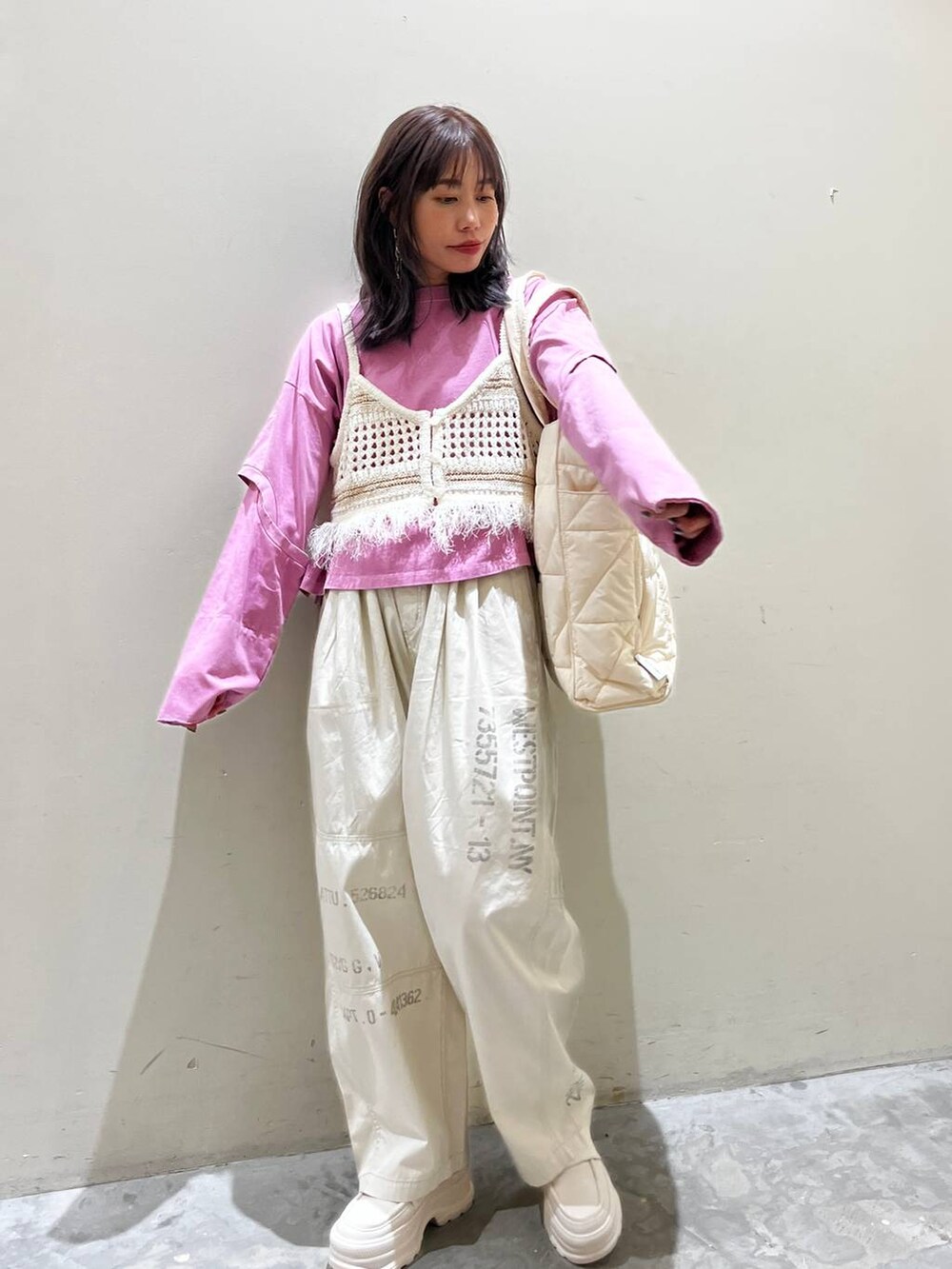 ベージュ系のローファー、ピンク系のTシャツ/カットソー、ベージュ系のその他トップスを着用したレディースの春コーディネートの7枚目の写真