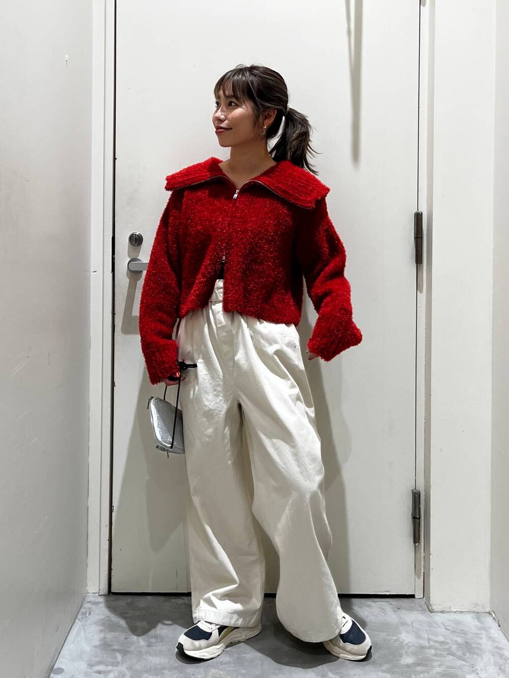 ベージュ系のその他パンツ、グレー系のショルダーバッグ、レッド系のカーディガン/ボレロを着用したレディースの冬コーディネートの5枚目の写真