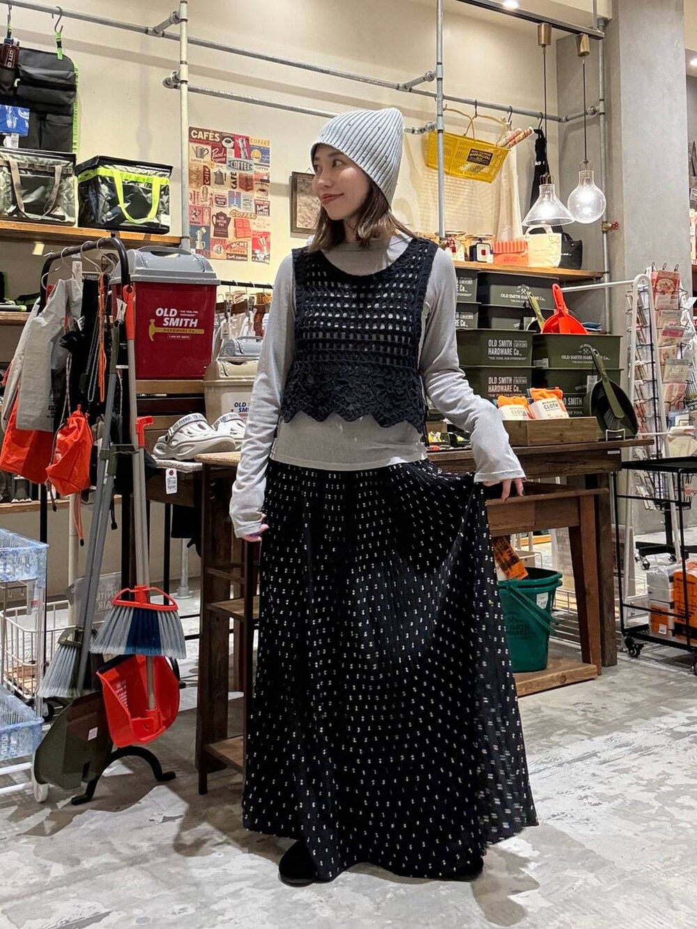 ブラック系のパンプス、グレー系のTシャツ/カットソー、ブラック系のスカートを着用したレディースの春コーディネートの5枚目の写真