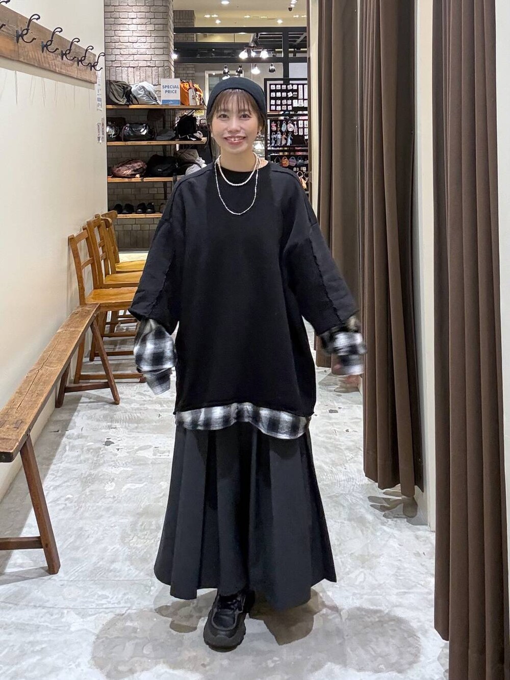 ブラック系のその他パンツ、ブラック系のTシャツ/カットソーを着用したレディースの春コーディネートの8枚目の写真