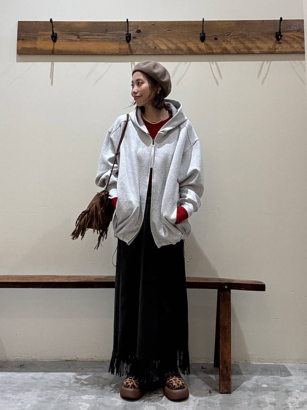 その他のその他シューズ、レッド系のニット/セーター、ブラウン系のショルダーバッグを着用したレディースの秋コーディネートの4枚目の写真