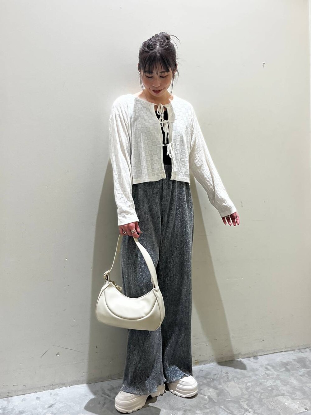 ベージュ系のショルダーバッグ、ベージュ系のローファー、グレー系のその他パンツを着用したレディースの春コーディネートの5枚目の写真