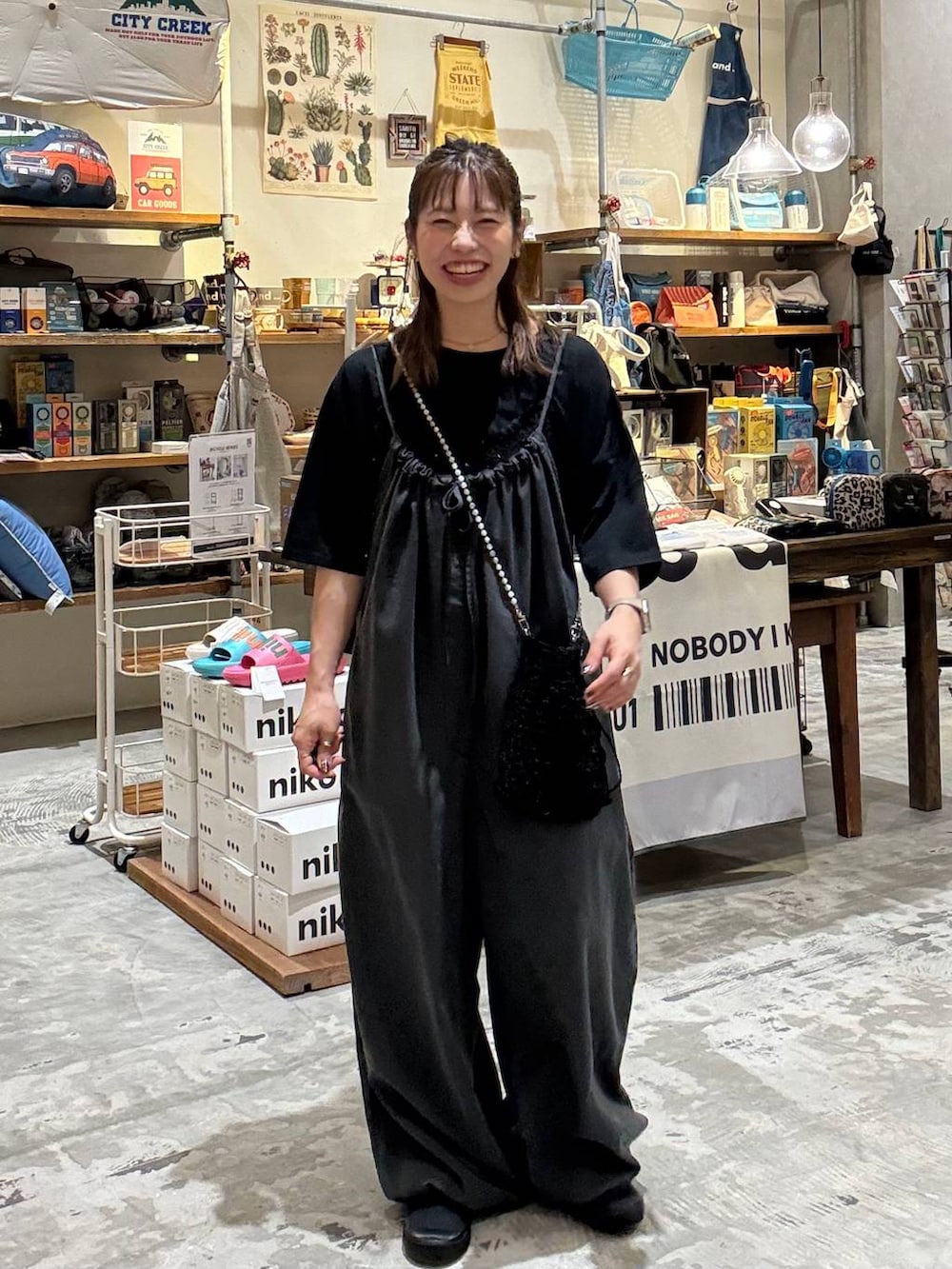 ブラック系のTシャツ/カットソー、グレー系のサロペット/オーバーオール、ブラック系のショルダーバッグを着用したレディースの夏コーディネートの5枚目の写真