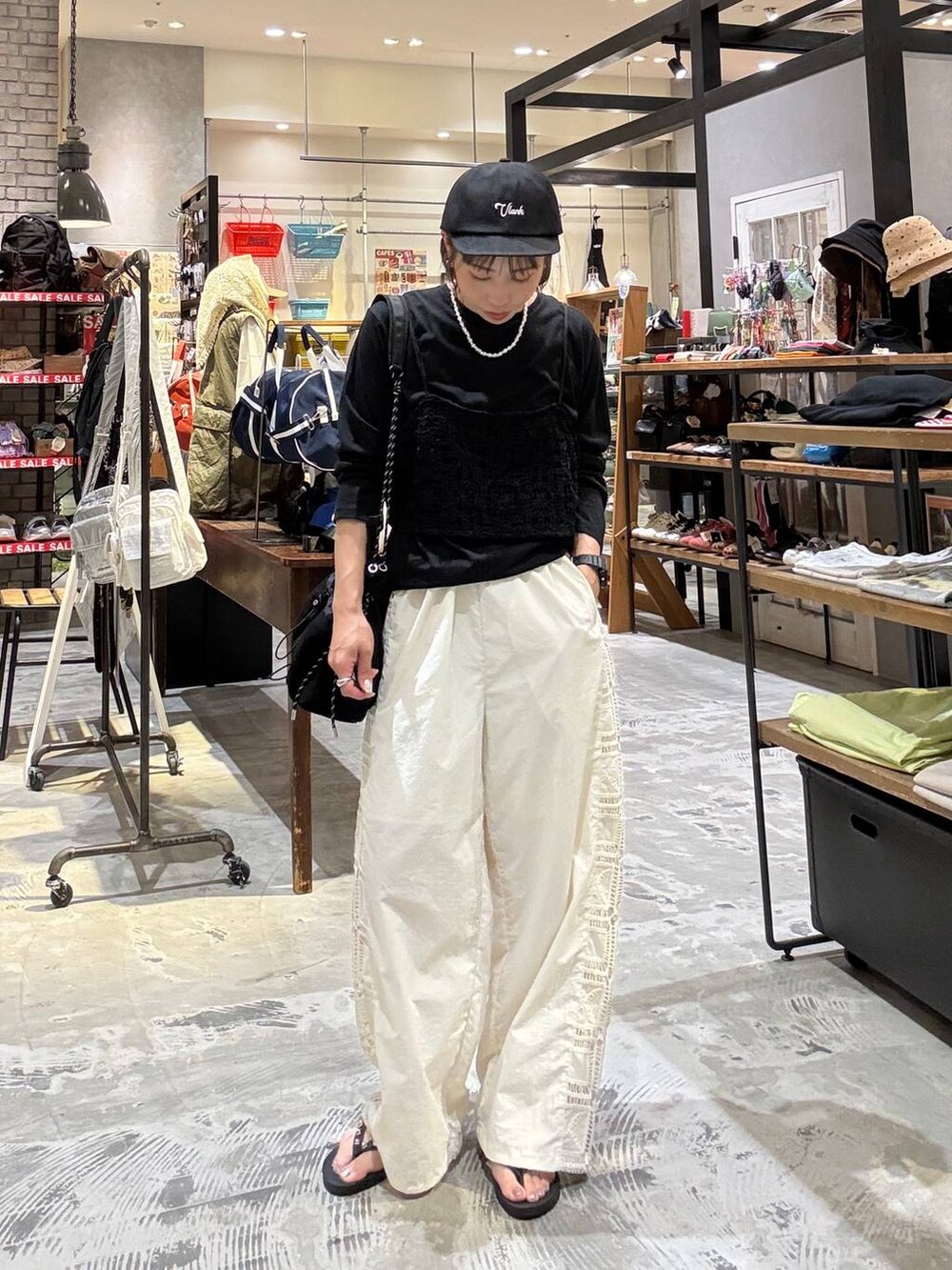 グレー系のTシャツ/カットソー、ブラック系のサンダル、ベージュ系のその他パンツを着用したレディースの夏コーディネートの4枚目の写真