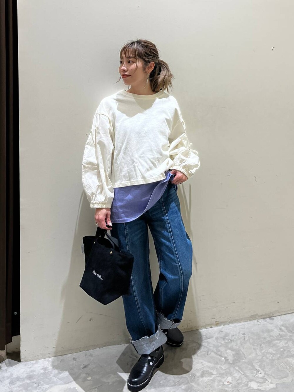 パープル系のTシャツ/カットソー、ホワイト系のTシャツ/カットソー、ブラック系のトートバッグを着用したレディースの冬コーディネートの8枚目の写真