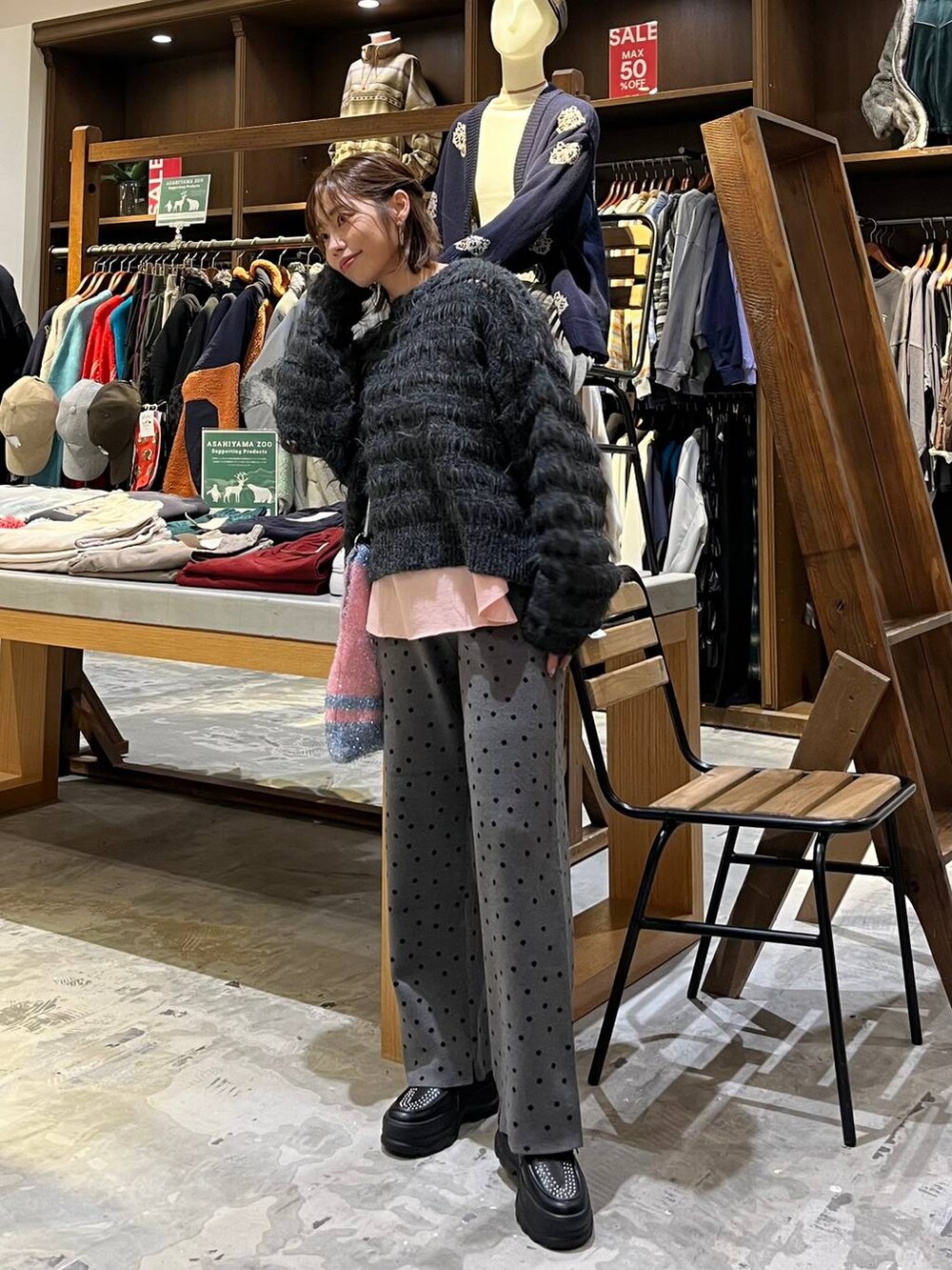 グレー系のその他パンツ、ピンク系のTシャツ/カットソー、ブラック系のその他シューズを着用したレディースの冬コーディネートの4枚目の写真