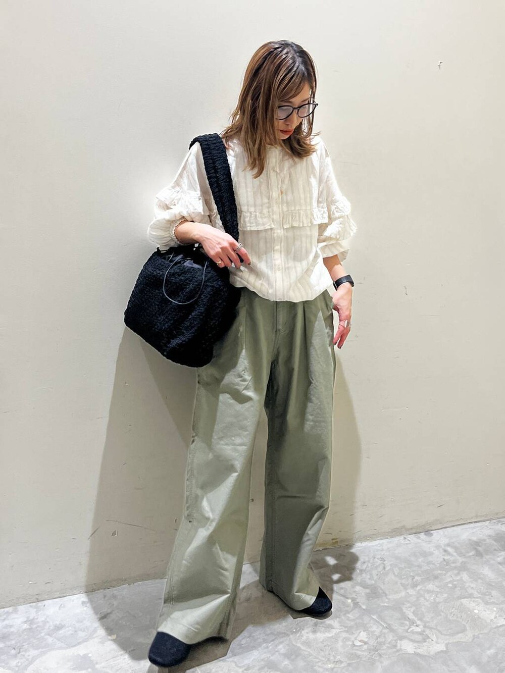 ブラック系のショルダーバッグ、ブラック系のその他シューズ、ベージュ系のシャツ/ブラウスを着用したレディースの春コーディネートの5枚目の写真