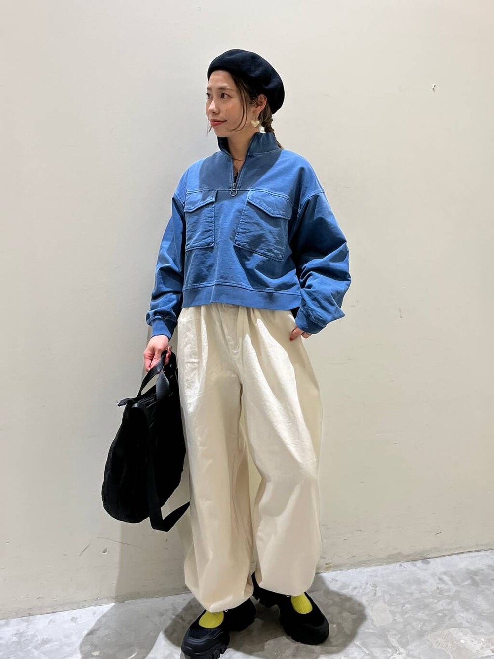 ベージュ系のその他パンツ、ブルー系のスウェット、グレー系のトートバッグを着用したレディースの冬コーディネートの3枚目の写真