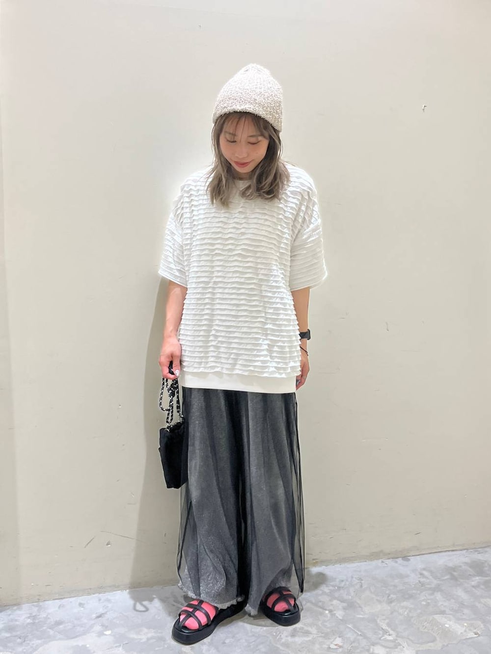 ブラック系のショルダーバッグ、ブラック系のサンダル、グレー系のその他パンツを着用したレディースの春コーディネートの2枚目の写真