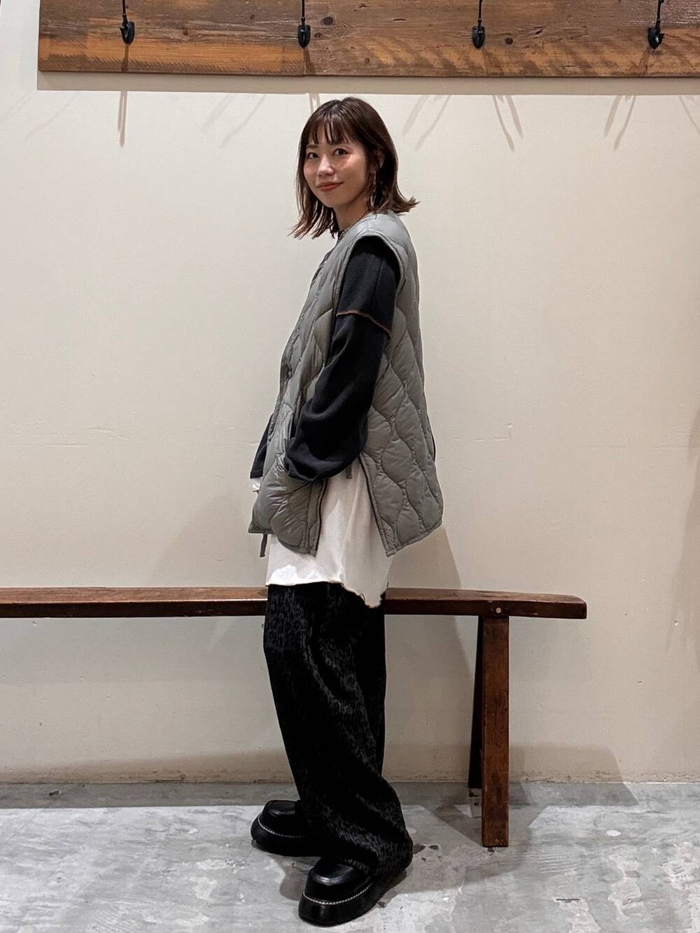 その他のその他パンツ、グレー系のワンピース、ブラック系のドレスシューズを着用したレディースの秋コーディネートの4枚目の写真