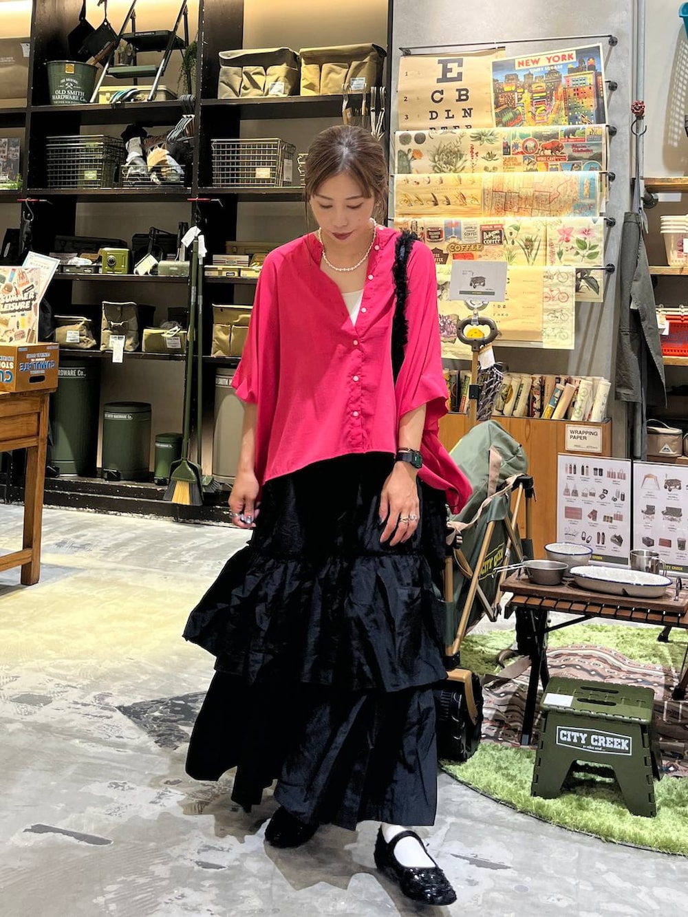 ブラック系のバレエシューズ、ブラック系のスカート、ベージュ系のキャミソールを着用したレディースの夏コーディネートの6枚目の写真