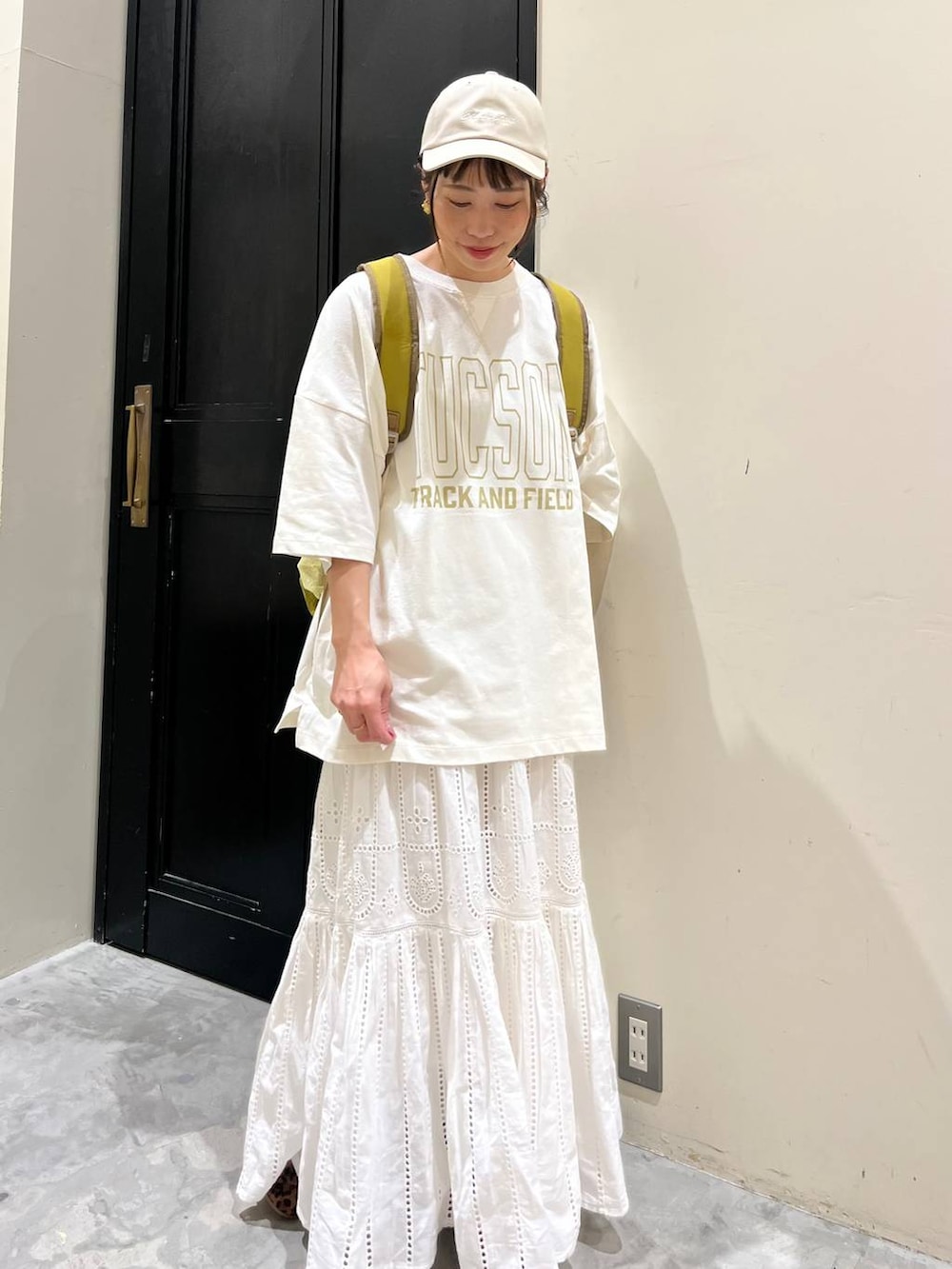 その他のスニーカー、グリーン系のバックパック/リュック、ベージュ系のキャップを着用したレディースの春コーディネートの5枚目の写真