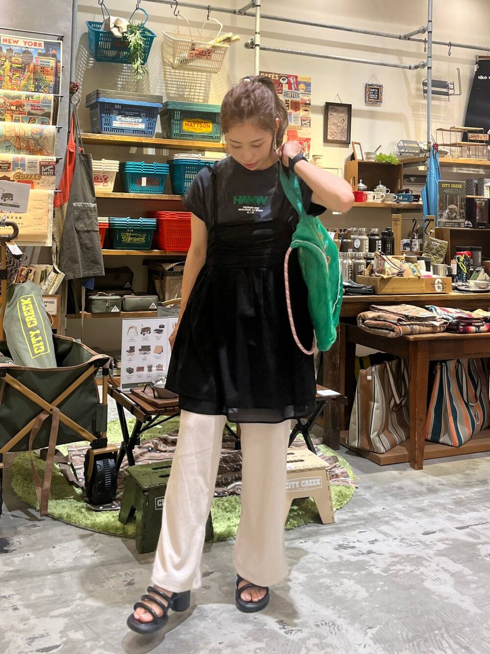 ブラック系のサンダル、ホワイト系のその他パンツ、ブラック系のキャミソールを着用したレディースの夏コーディネートの2枚目の写真