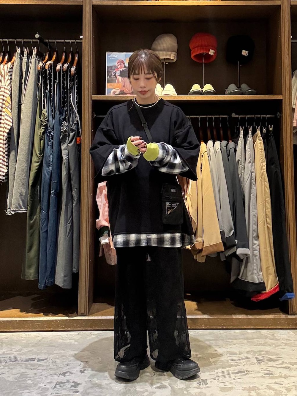 ブラック系のショルダーバッグ、ブラック系のその他パンツ、ブラック系のTシャツ/カットソーを着用したレディースの春コーディネートの3枚目の写真