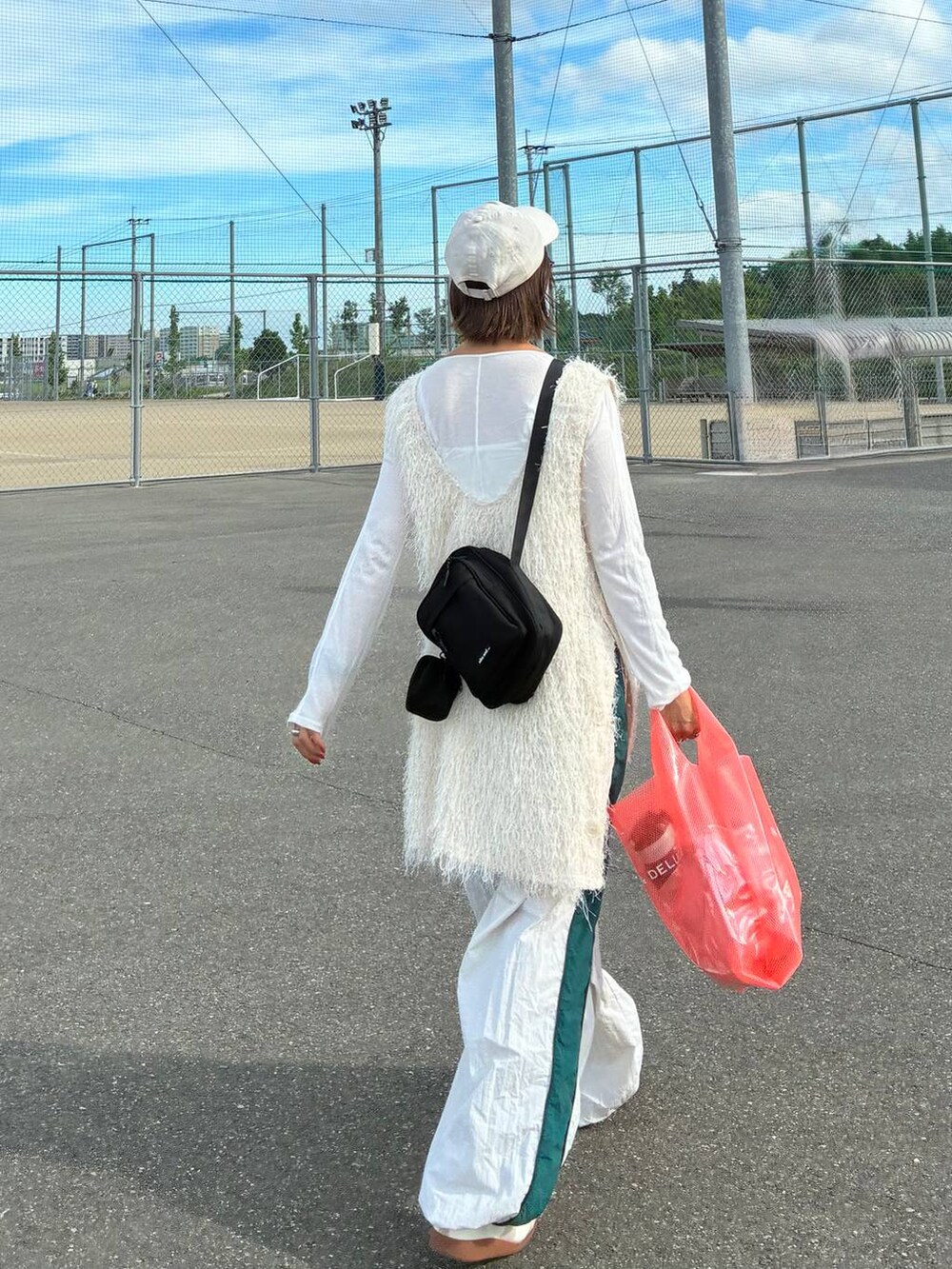 ベージュ系のスニーカー、ホワイト系のチュニック、ベージュ系のTシャツ/カットソーを着用したレディースの夏コーディネートの6枚目の写真