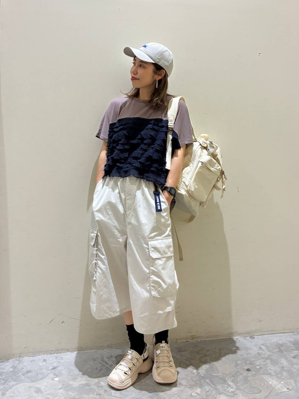 ベージュ系のバックパック/リュック、ベージュ系のサンダル、グレー系のその他パンツを着用したレディースの夏コーディネートの6枚目の写真