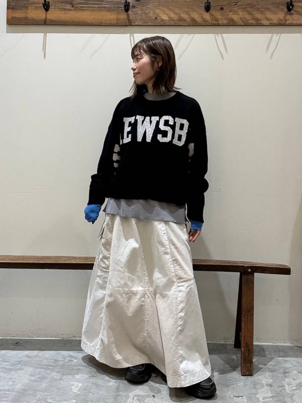 ベージュ系のスカート、ブルー系のニット/セーター、グレー系のニット/セーターを着用したレディースの冬コーディネートの3枚目の写真