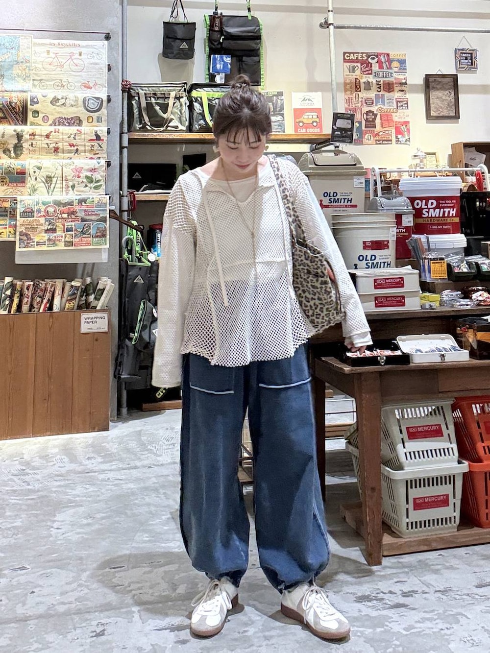 ベージュ系のTシャツ/カットソー、その他のトートバッグ、ホワイト系のTシャツ/カットソーを着用したレディースの春コーディネートの6枚目の写真