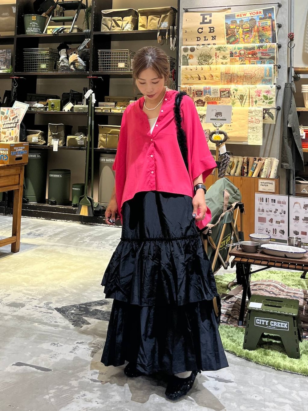 ブラック系のバレエシューズ、ブラック系のスカート、ベージュ系のキャミソールを着用したレディースの夏コーディネートの5枚目の写真