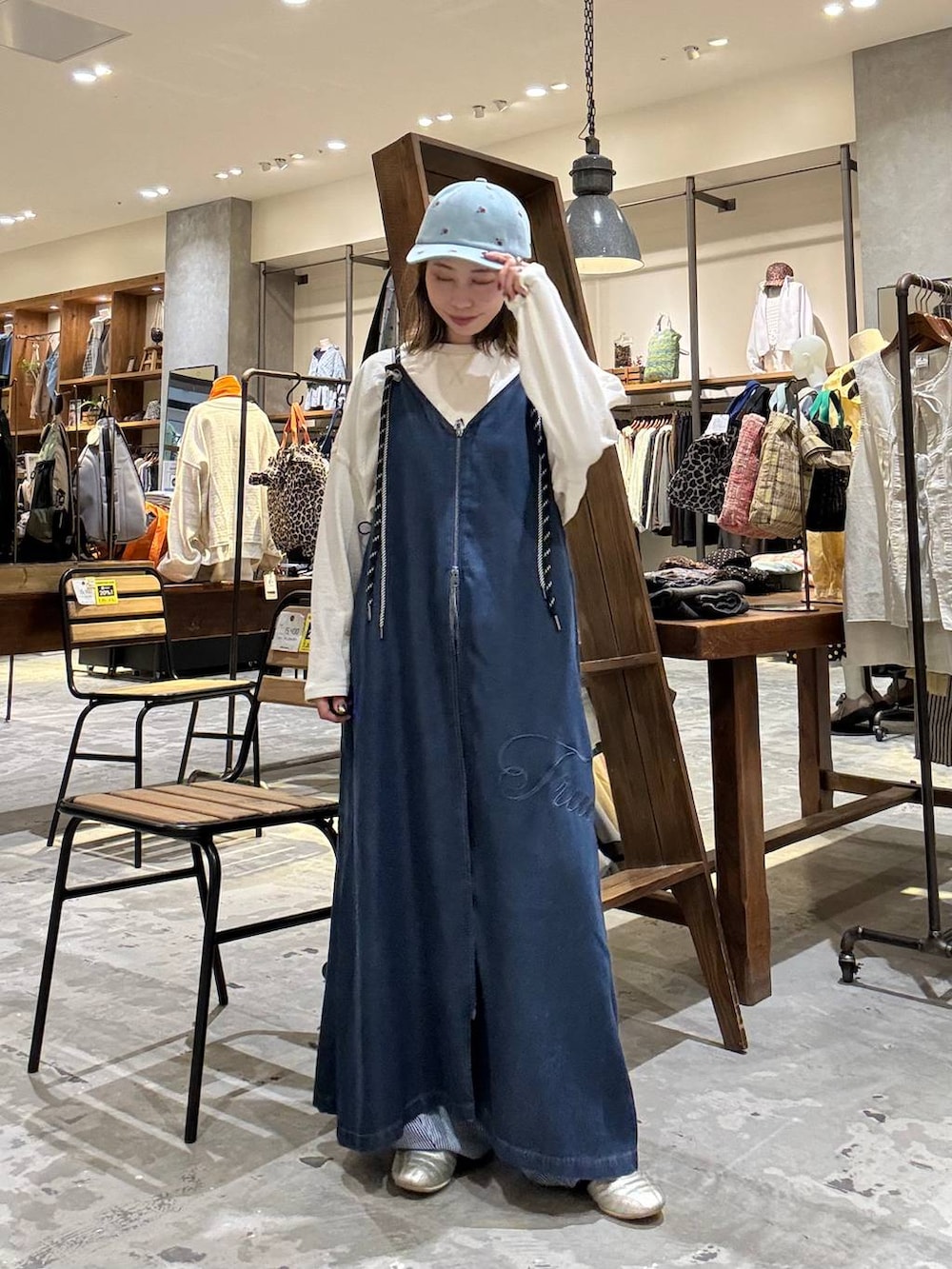 ゴールド系のスニーカー、ブルー系のデニムパンツ、ホワイト系のTシャツ/カットソーを着用したレディースの冬コーディネートの3枚目の写真