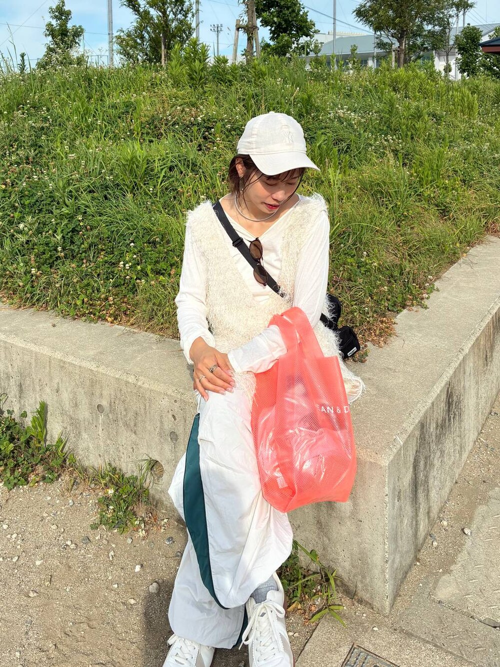 ベージュ系のスニーカー、ホワイト系のチュニック、ベージュ系のTシャツ/カットソーを着用したレディースの夏コーディネートの3枚目の写真