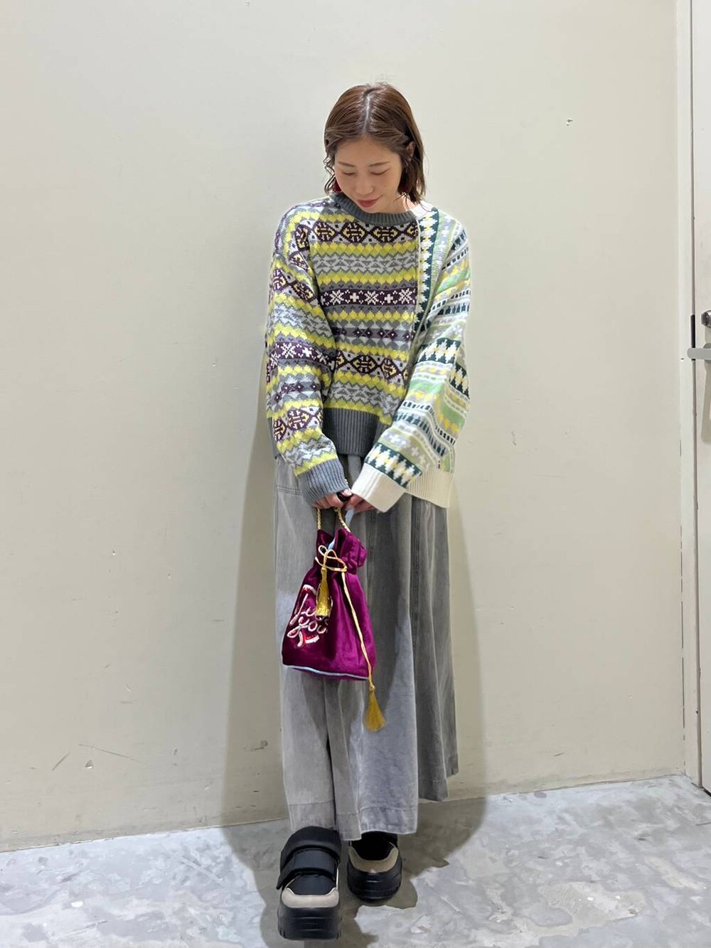 グレー系のスカート、その他のショルダーバッグ、ブラック系のスニーカーを着用したレディースの冬コーディネートの5枚目の写真