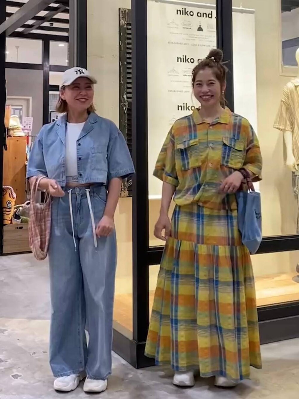 ブルー系のトートバッグ、グレー系のタンクトップ、ブラック系のスニーカーを着用したレディースの春コーディネートの2枚目の写真