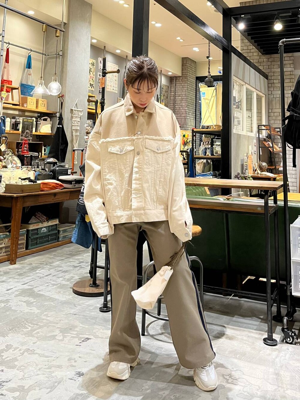 ベージュ系のデニムジャケット、ベージュ系のスニーカー、イエロー系のその他パンツを着用したレディースの冬コーディネートの2枚目の写真