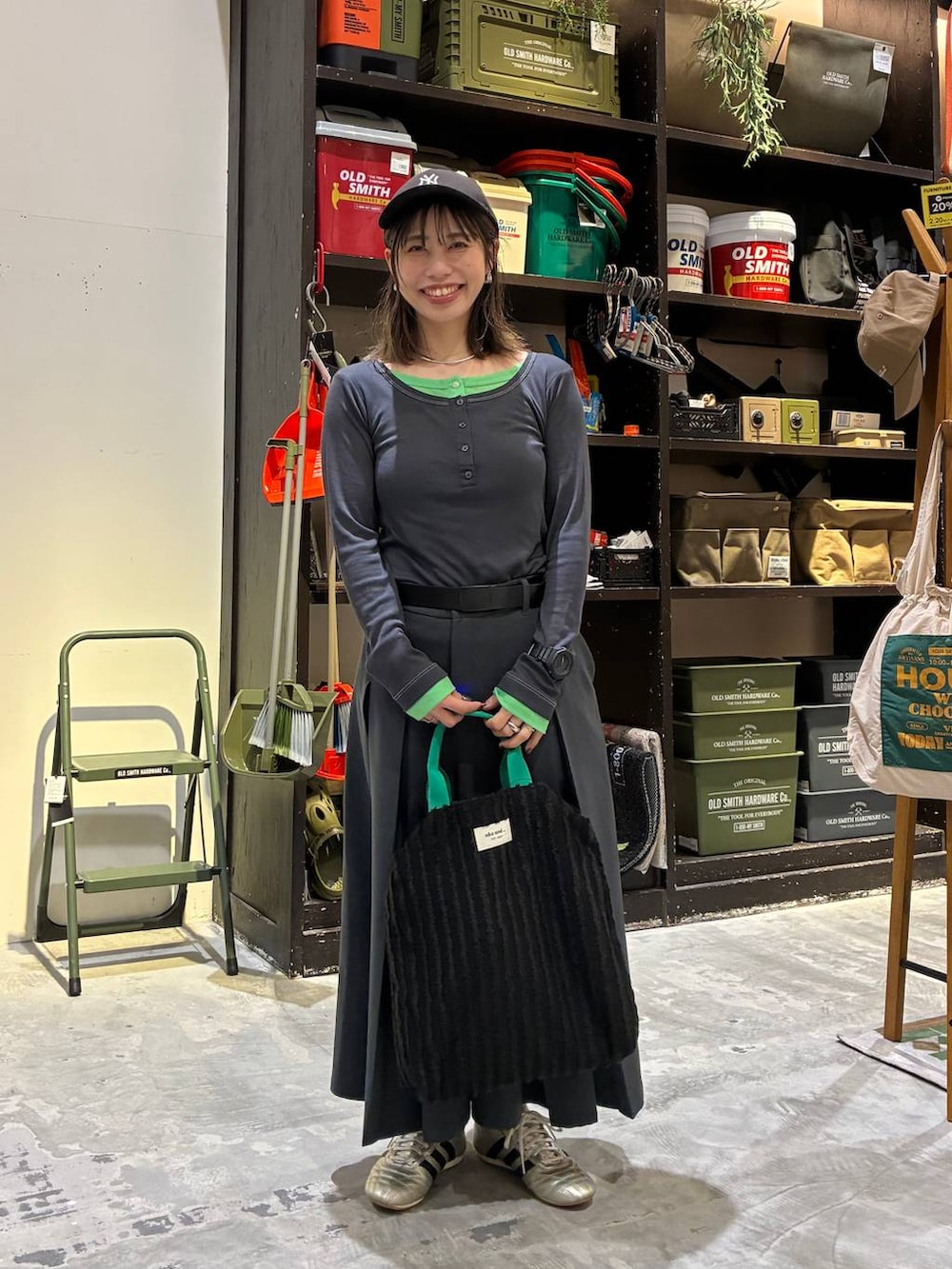 ゴールド系のスニーカー、ブラック系のトートバッグ、ブラック系のその他パンツを着用したレディースの冬コーディネートの3枚目の写真