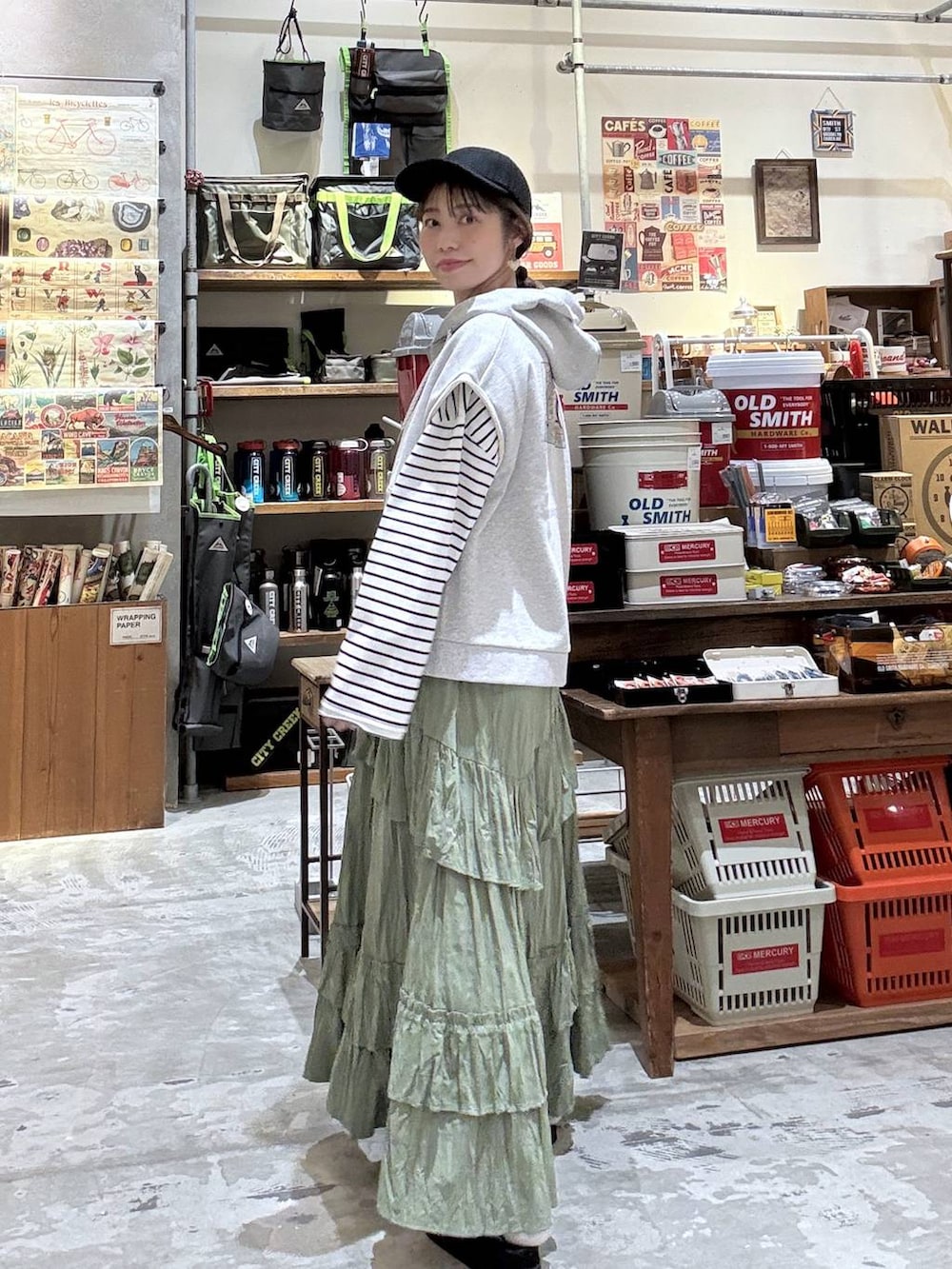 ブラック系のショルダーバッグ、ホワイト系のTシャツ/カットソー、グレー系のベストを着用したレディースの春コーディネートの4枚目の写真