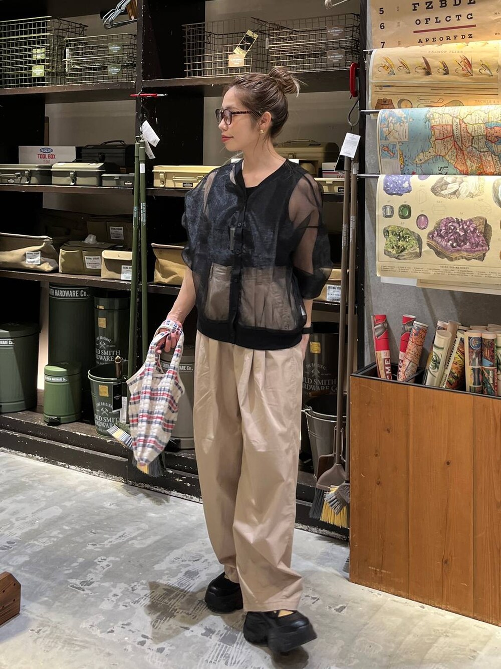 ブラック系のスニーカー、その他のトートバッグ、ブラック系のタンクトップを着用したレディースの春コーディネートの2枚目の写真