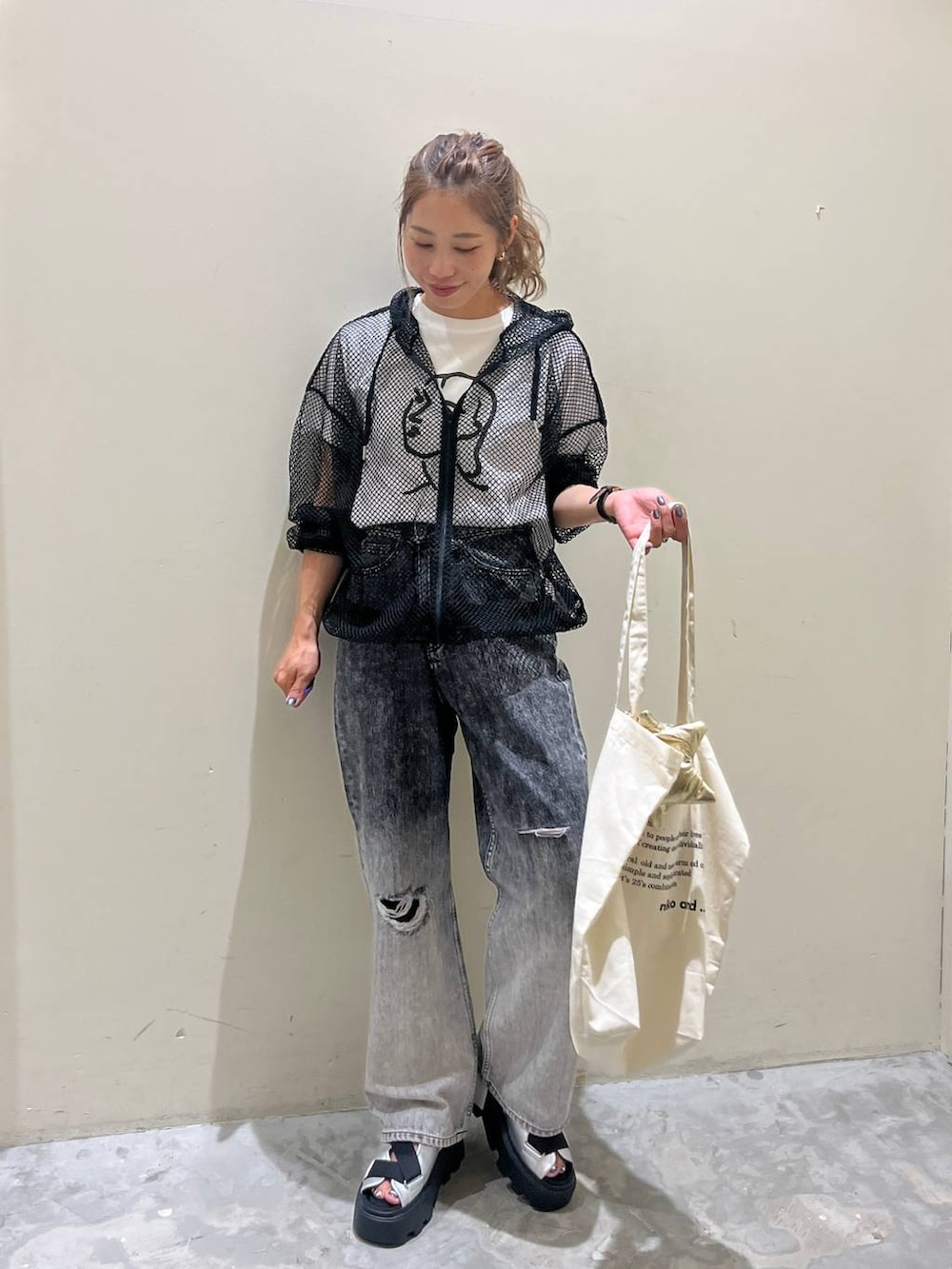 グレー系のサンダル、ホワイト系のTシャツ/カットソー、ブラック系のデニムパンツを着用したレディースの夏コーディネートの5枚目の写真