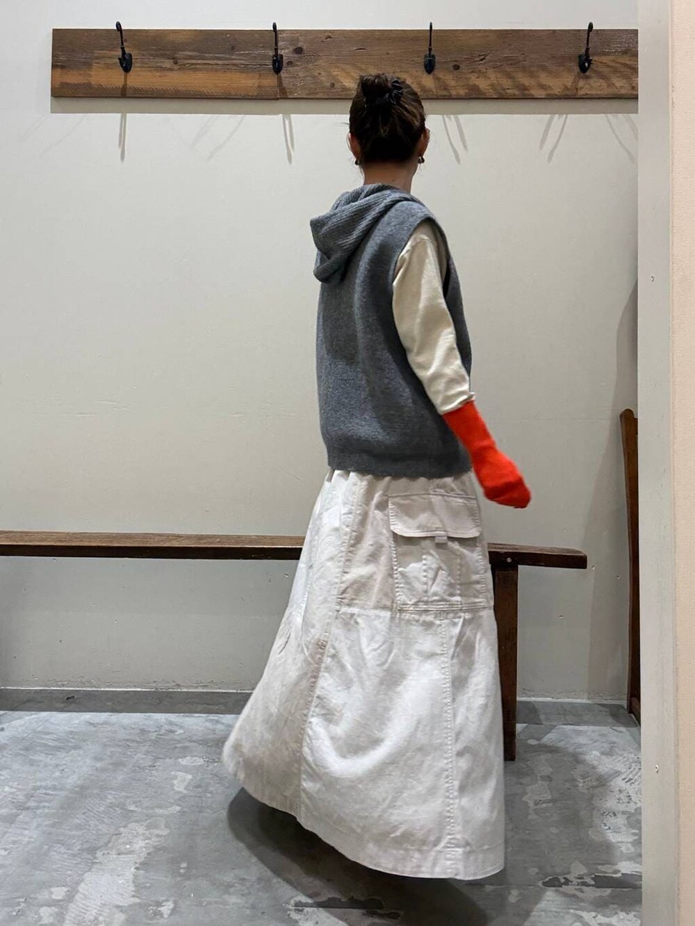 ベージュ系のスカート、グレー系のニット/セーター、ベージュ系のニット/セーターを着用したレディースの冬コーディネートの2枚目の写真