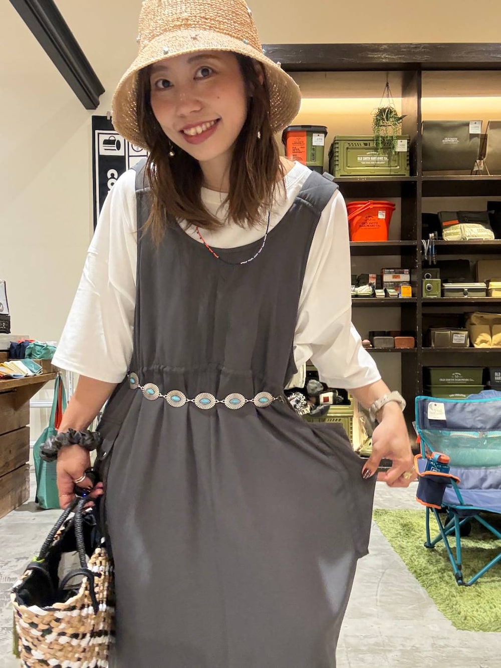 ホワイト系のTシャツ/カットソー、ベージュ系のサンダル、オレンジ系のネックレスを着用したレディースの夏コーディネートの6枚目の写真