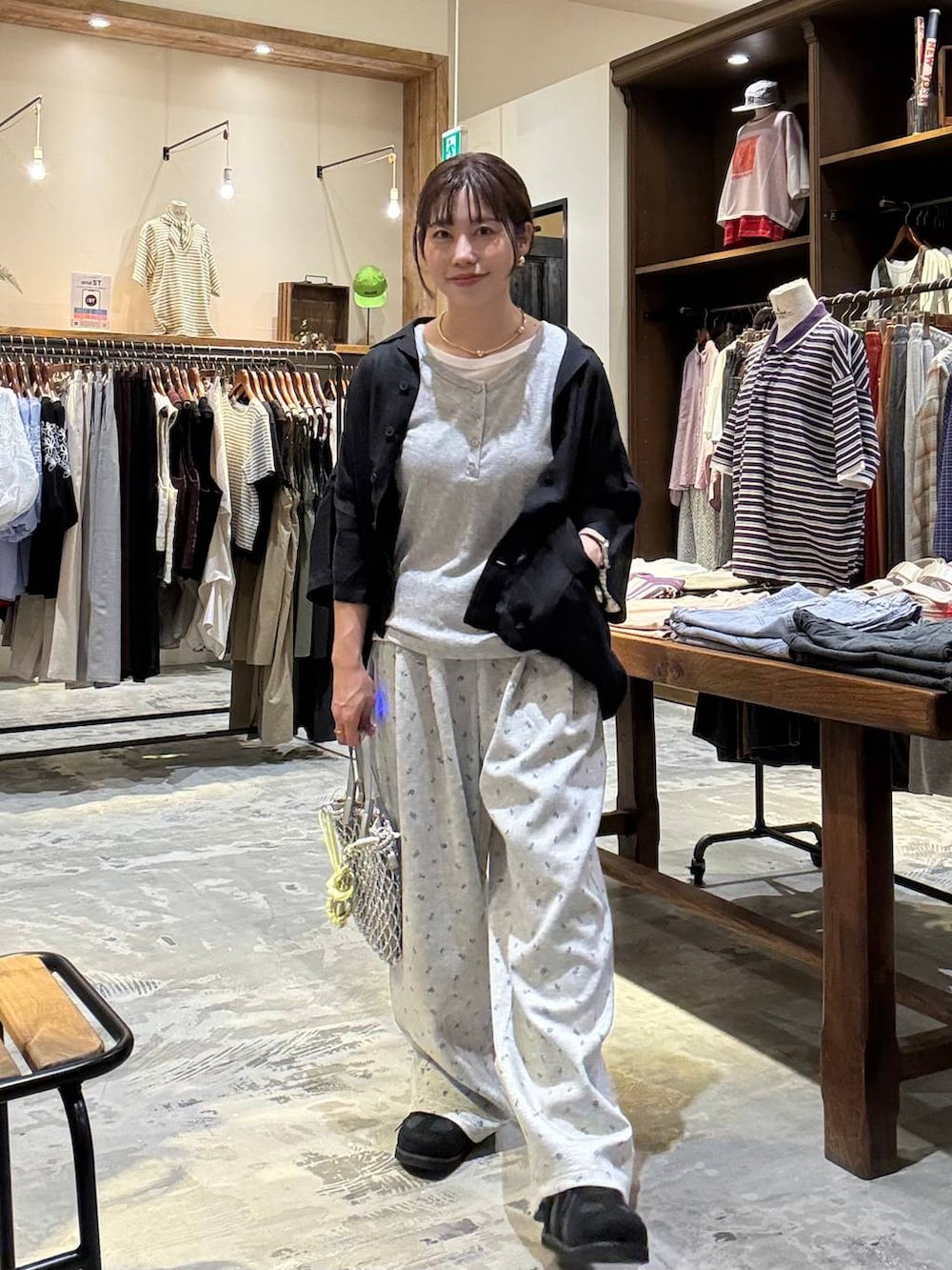 ブラック系のシャツ/ブラウス、ブラック系のスニーカー、シルバー系のトートバッグを着用したレディースの夏コーディネートの4枚目の写真