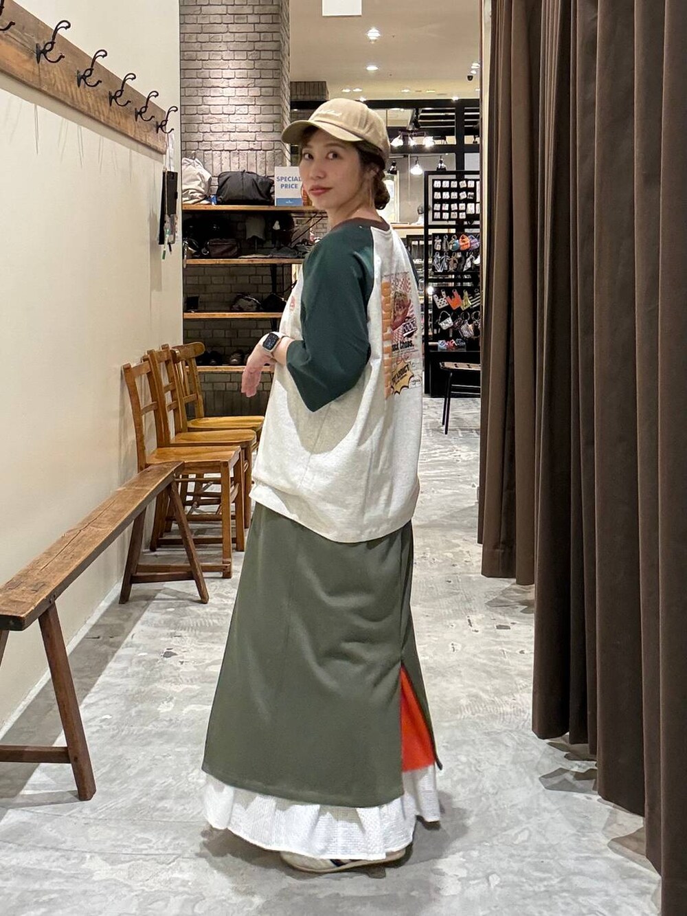 ゴールド系のスニーカー、ホワイト系のスカート、グリーン系のTシャツ/カットソーを着用したレディースの夏コーディネートの3枚目の写真