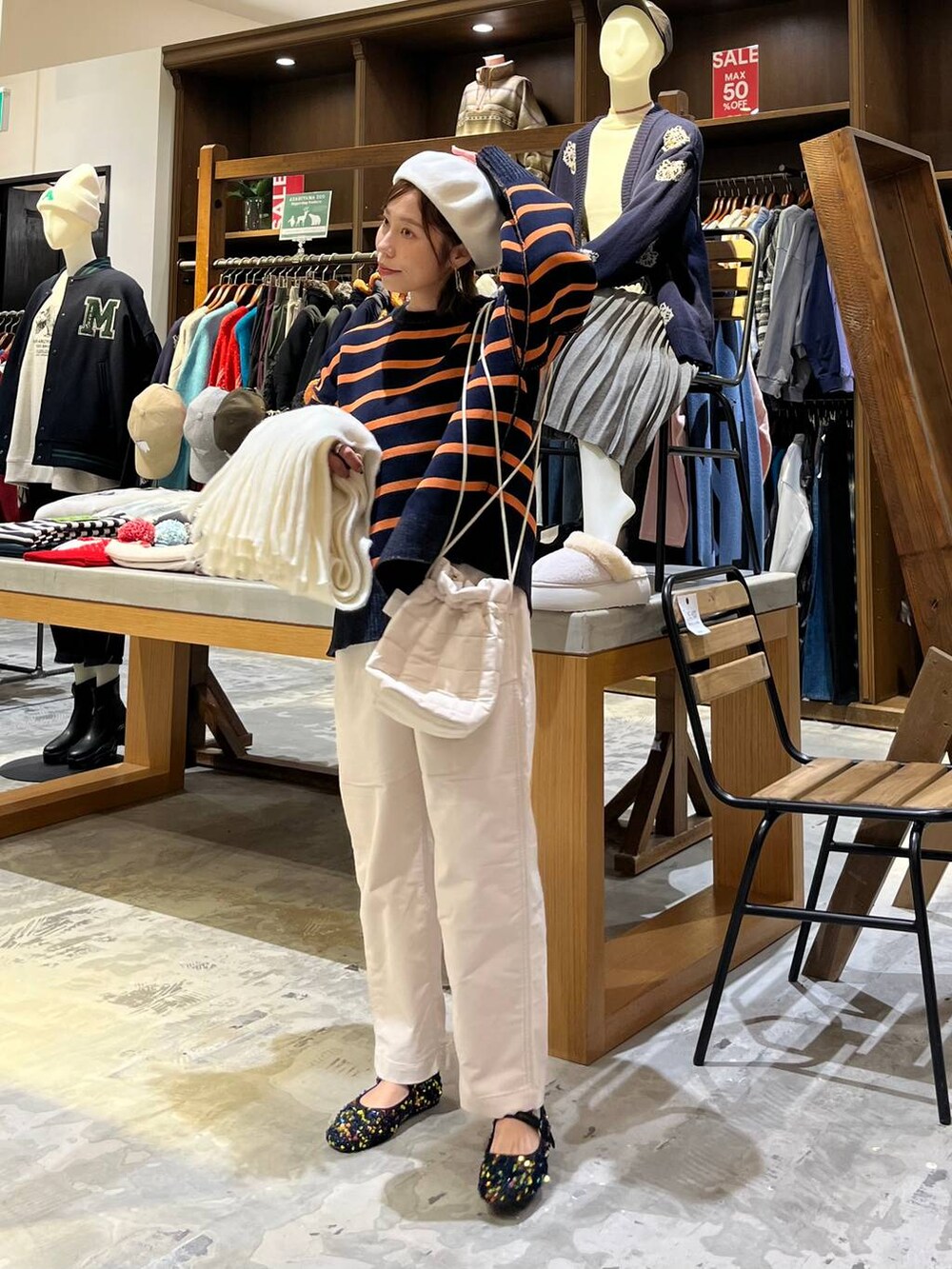 その他のバレエシューズ、ホワイト系のハンドバッグ、ベージュ系のその他パンツを着用したレディースの冬コーディネートの2枚目の写真