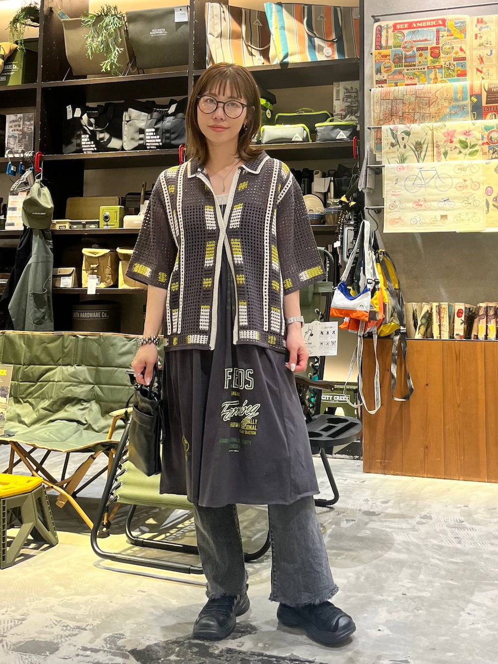 グレー系のその他パンツ、グレー系のチュニック、グレー系のカーディガン/ボレロを着用したレディースの春コーディネートの2枚目の写真