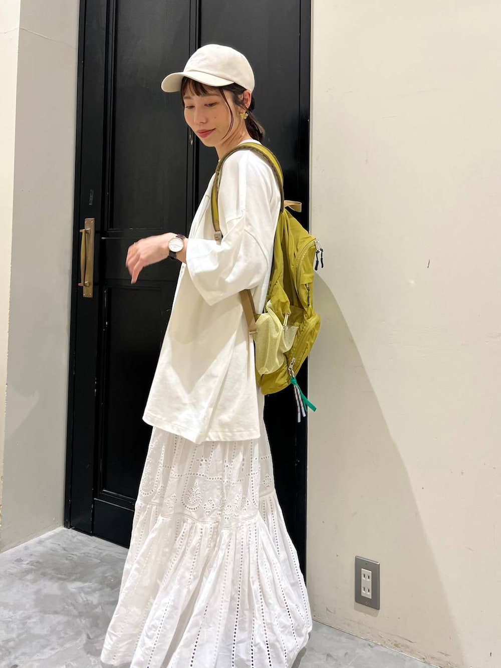 その他のスニーカー、グリーン系のバックパック/リュック、ベージュ系のキャップを着用したレディースの春コーディネートの3枚目の写真