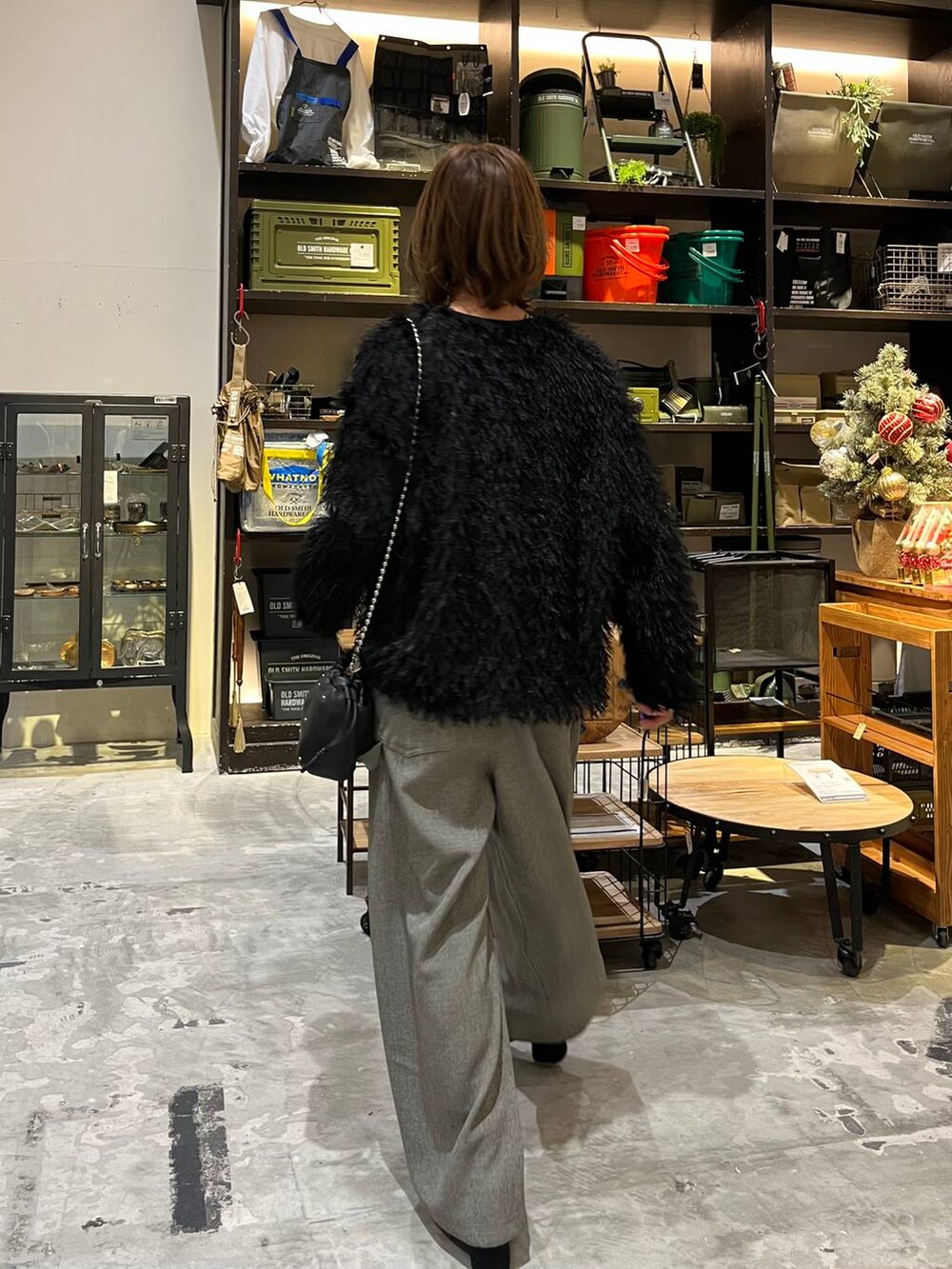グレー系のその他パンツ、ブラック系のブーツ、ブラック系のショルダーバッグを着用したレディースの冬コーディネートの7枚目の写真