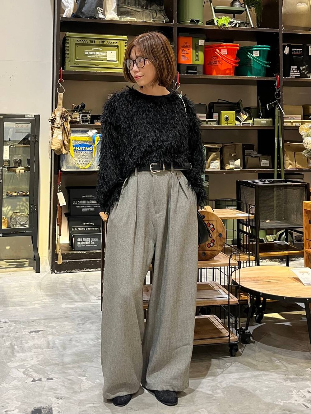 グレー系のその他パンツ、ブラック系のブーツ、ブラック系のショルダーバッグを着用したレディースの冬コーディネートの6枚目の写真