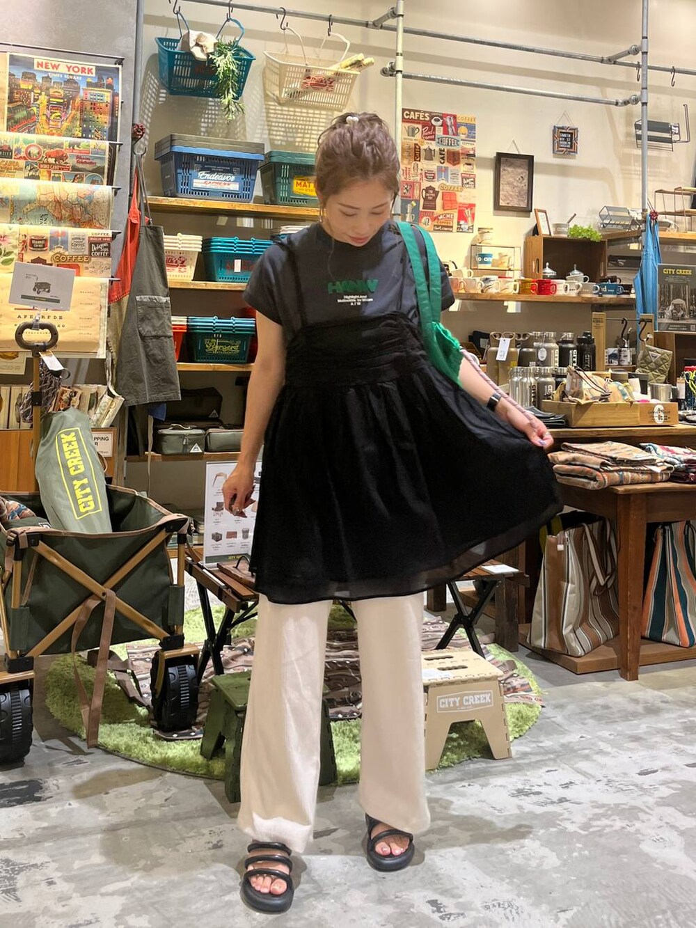 ブラック系のサンダル、ホワイト系のその他パンツ、ブラック系のキャミソールを着用したレディースの夏コーディネートの6枚目の写真