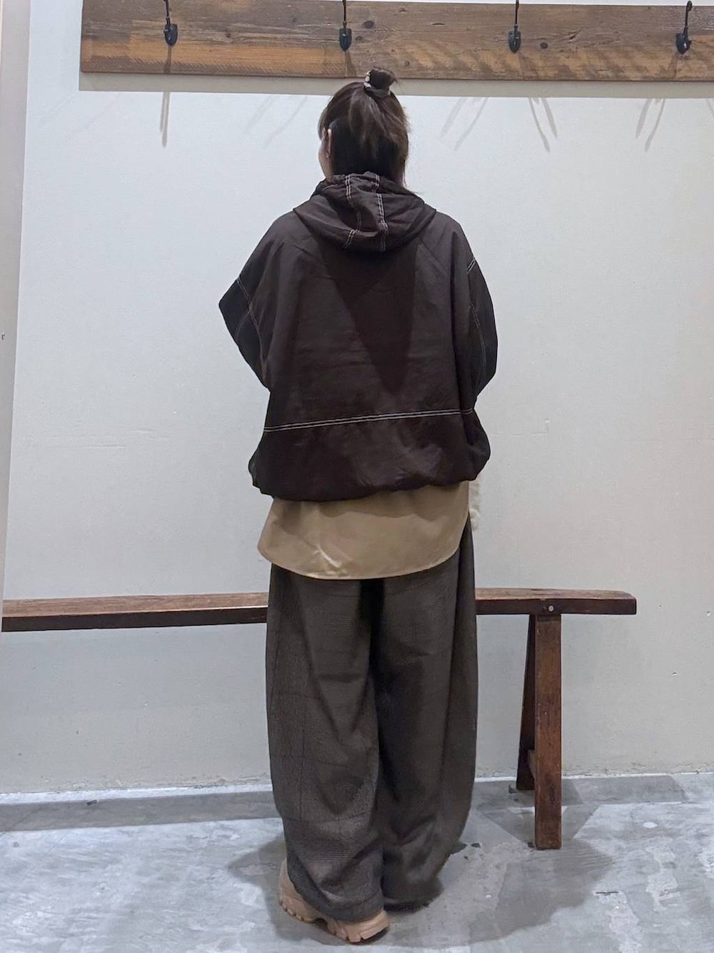 ブラウン系のその他パンツ、ブラウン系のブルゾン、ベージュ系のスニーカーを着用したレディースの秋コーディネートの4枚目の写真